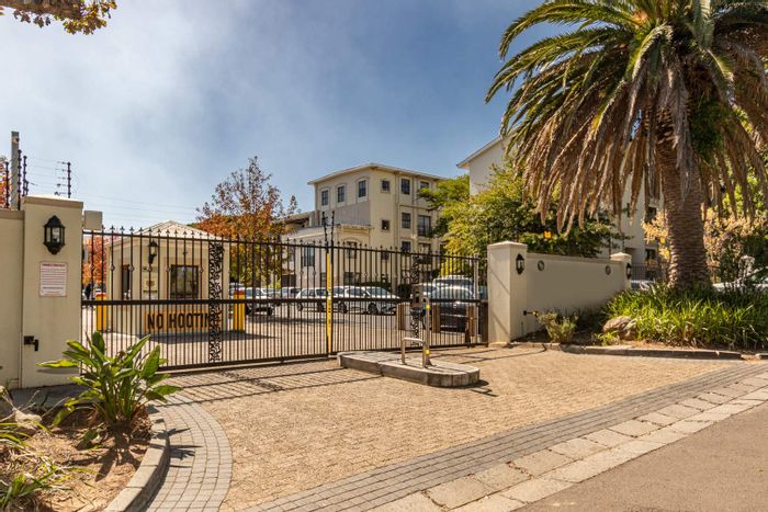 Rondebosch Apartment For Sale: Secure complex, parking, Table Mountain views, vibrant community.