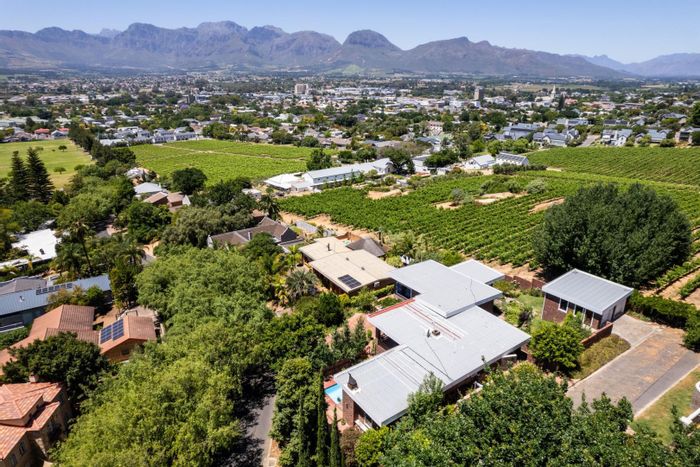 Lemoenkloof House For Sale: Four bedrooms, pool, garden, close to amenities.