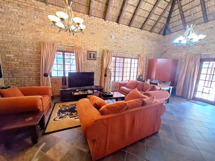 Leeupoort Central House For Sale: 2 beds, boma, garage, flexible living space.