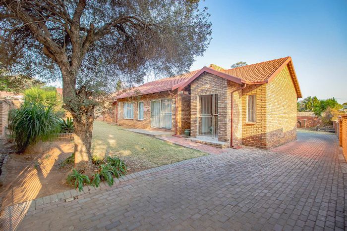 Garsfontein Ext 6 House For Sale: Spacious home, flatlet, ample parking, great potential.