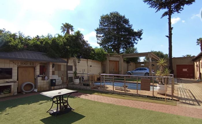 Kensington House For Sale: 3 beds, pool, study, flatlet, double garage.