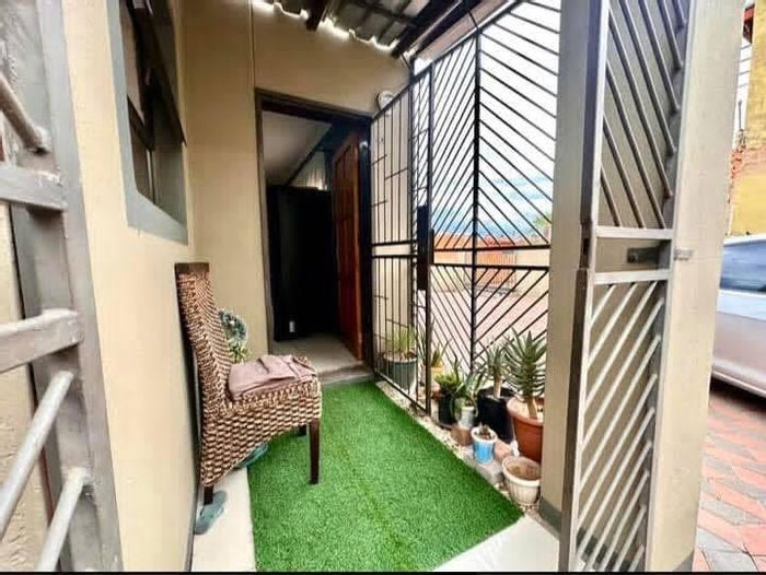 House for Sale in Rocky Crest: 3 beds, flat, spacious yard, garage.