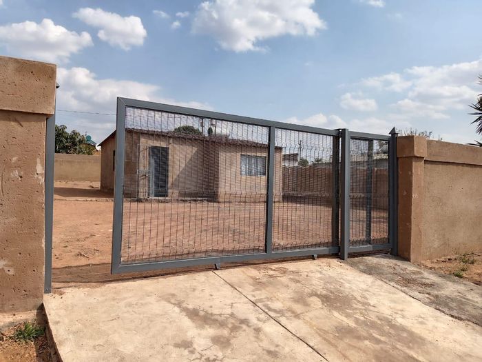 1 Bedroom House For Sale in Mabopane Central with spacious yard and secure parking.