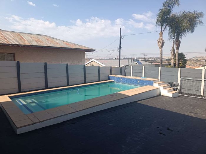 Bosmont House For Sale: 5 bedrooms, pool, study, spacious living area.