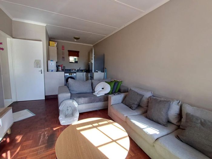 Blairgowrie Cluster To Rent: 1-bedroom flatlet with prepaid utilities and parking.