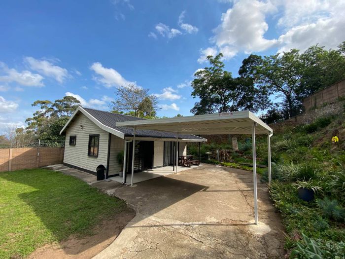 Kloof Central Townhouse For Sale: 2 beds, expansive stand, undercover parking available.