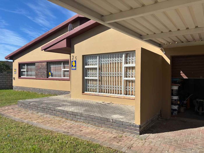 Cotswold House To Rent: 3 beds, garage, outdoor braai, secure garden, fibre internet.