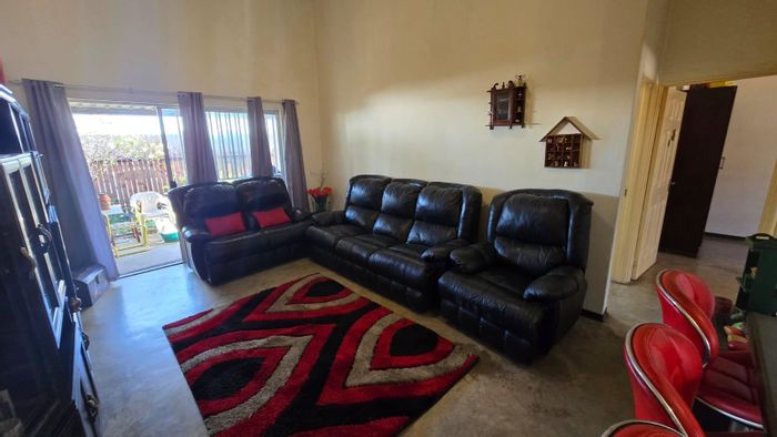 Cottage To Rent in Mnandi: 2 Bedrooms, prepaid utilities, easy-maintenance garden.