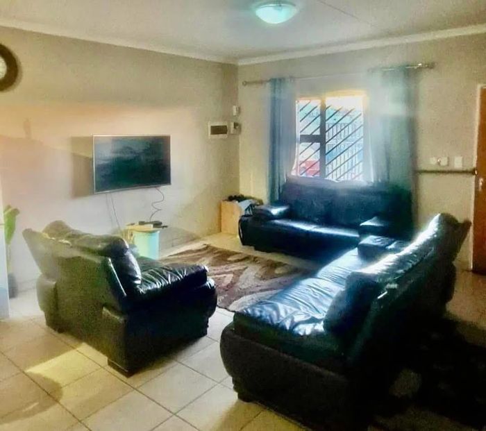 For Sale: Townhouse in Otjomuise with 2 bedrooms, courtyard, and private entrance.