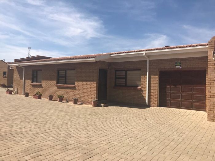 Property #2056032, Townhouse for sale in Henties Bay