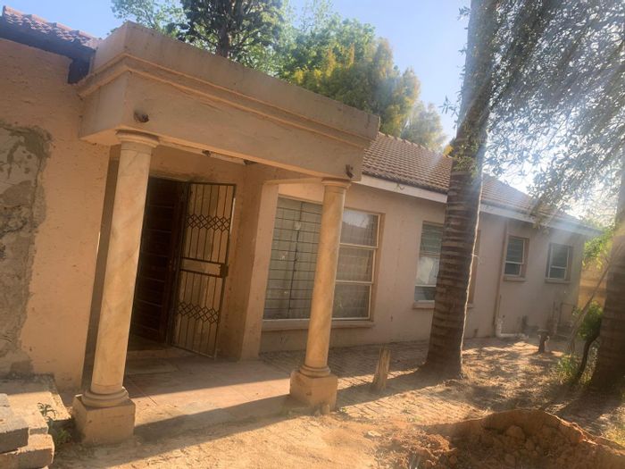 House for Sale in Kempton Park Ext 2: 3 Bedrooms, garage, parking, bonus outside room.