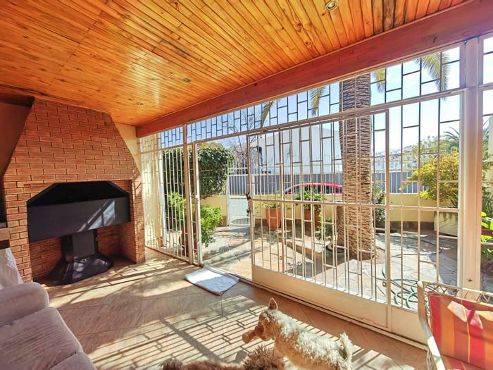 For Sale: Eros Townhouse with 3 Bedrooms, Garage, Patio, and Pet-Friendly Garden.