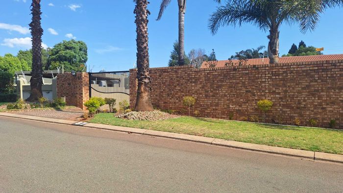 Northcliff House To Rent: 3 beds, 2 baths, garden, double garage, security features.
