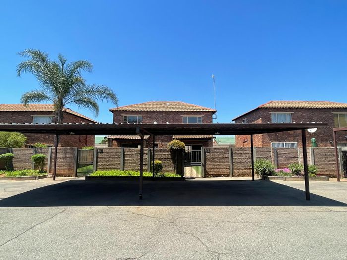 Property #2422488, Townhouse For Sale in Florida Glen