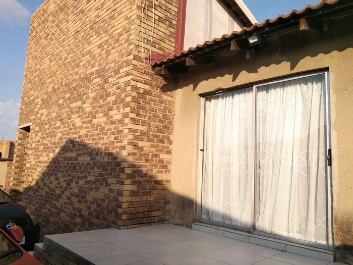 3-Bedroom House in Tembisa Central For Sale with Rental Potential and Amenities.