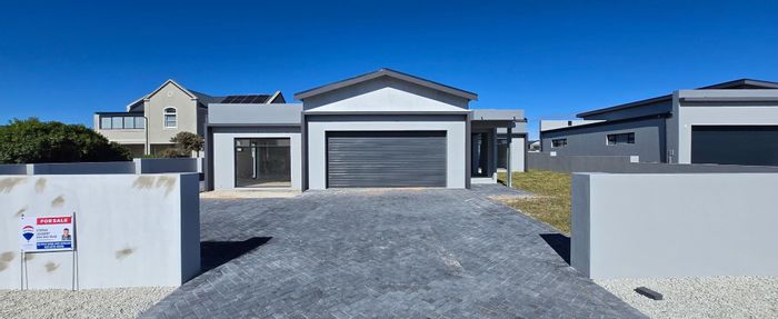 Kleinbaai House For Sale: 5 bedrooms, beach proximity, guest suite, low-maintenance garden.