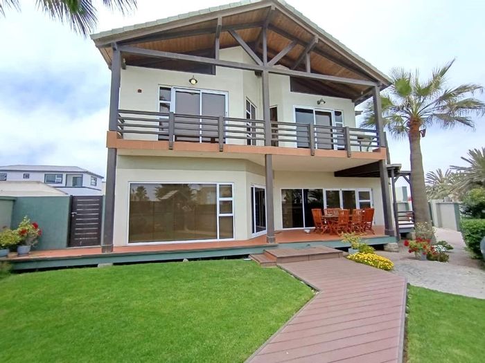 House for Sale in Vogelstrand: Beach proximity, entertainment room, en-suite bedrooms, garages.