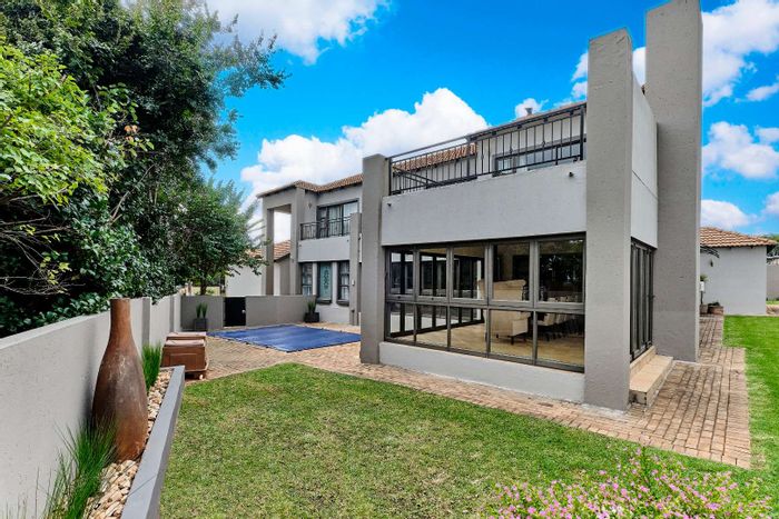 Ruimsig Golf Estate Gem: Elegant House with Stunning Views, Amenities. For Sale.