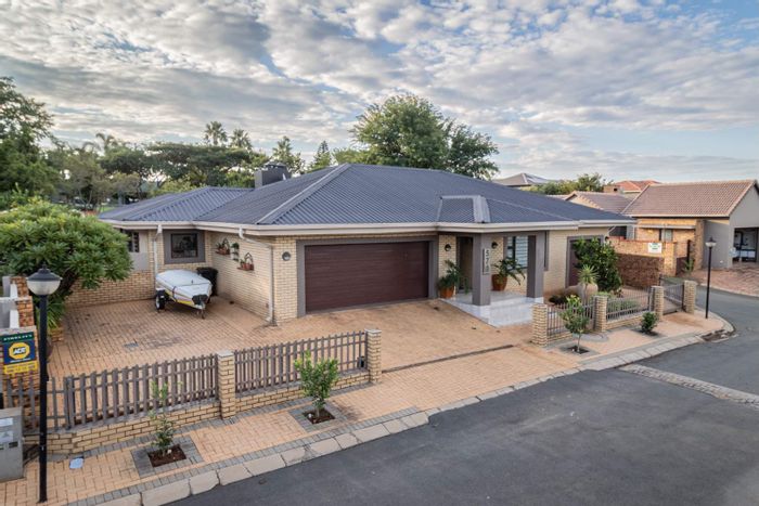 Homes Haven House For Sale: 4 Bedrooms, Heated Pool, Automated Garages, Entertainer's Dream.