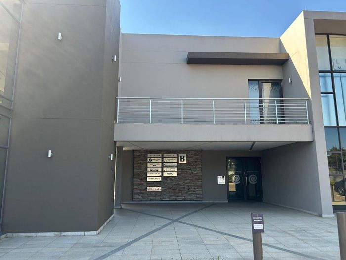 Prime Office for Sale in Fourways: Reception, boardroom, 5 offices, ample parking.