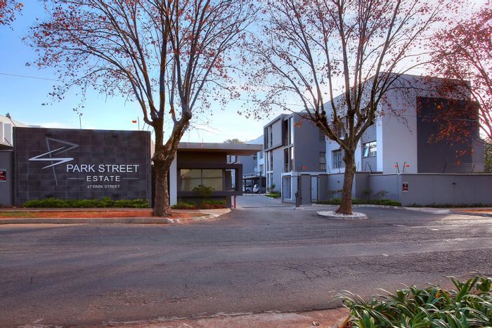 Oaklands Apartment To Rent: 3 beds, 2.5 baths, pool, 24-hour security.
