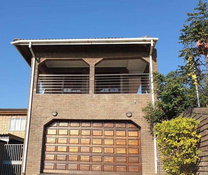 Phoenix Central House To Rent: 4 Bedrooms, Balcony with Inland Views, Close to Schools and Malls