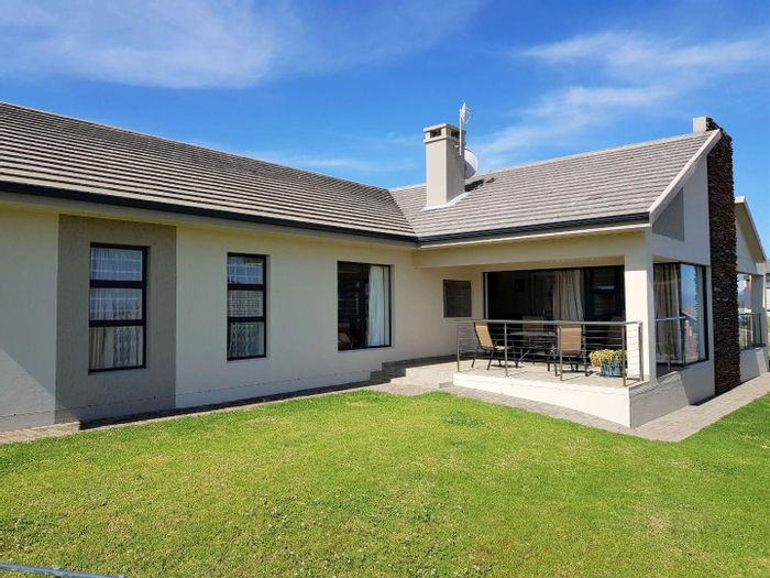 For Sale: House in Monte Christo with garden, braai areas, and double garage.