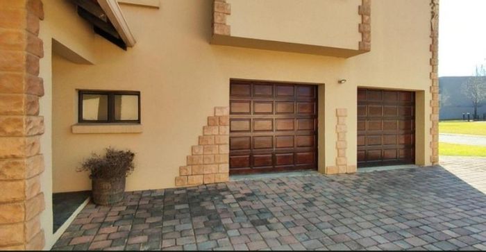For Sale: House in Glen Erasmia with pool, garden, and entertainment area.