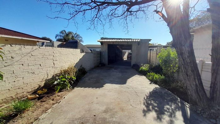 House for Sale in Kempton Park Ext 3: 3 Bedrooms, Jacuzzi, Drive-thru Garage.