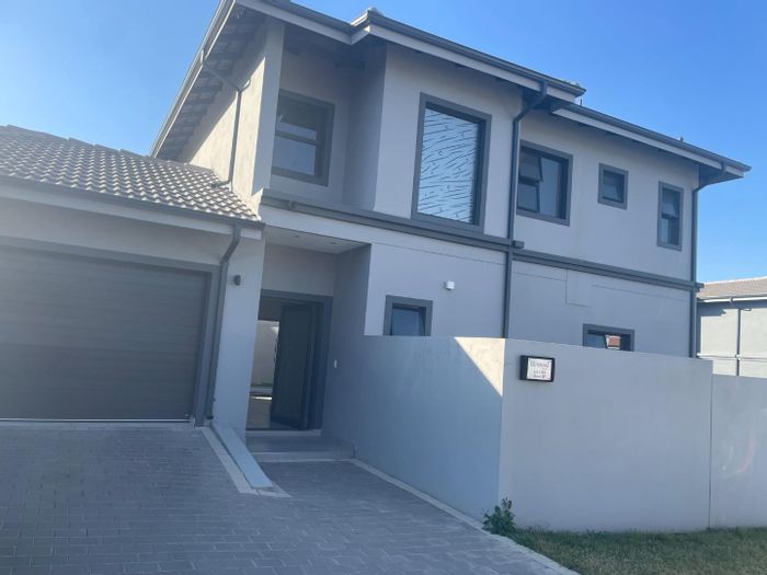 For Sale: 3-Bedroom Cluster in Olivedale with Private Garden and Jacuzzi.