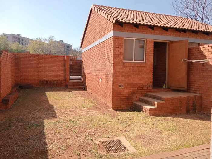 Die Hoewes Townhouse To Rent: 2 beds, private garden, secure complex, pet-friendly.