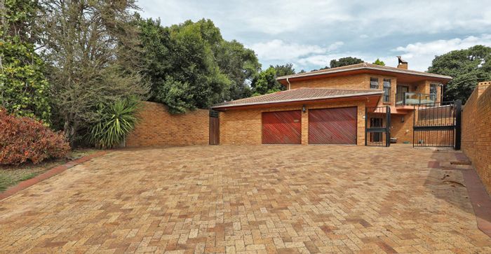 For Sale: House in Plattekloof with pool, braai area, and study.