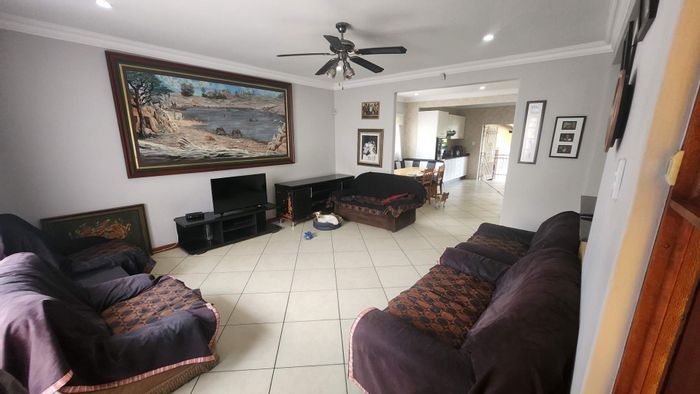 South Hills House For Sale: Spacious lounge, bar, outdoor lapa, and ample parking.