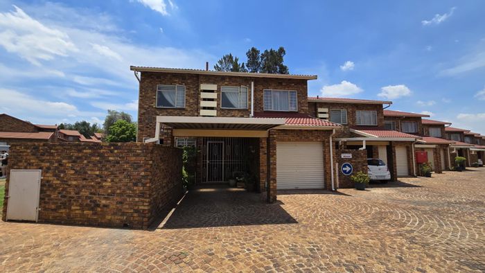 Brackenhurst Townhouse For Sale: 3 beds, garden, pet-friendly, ample parking.