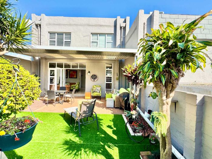 Sunningdale Townhouse For Sale: 2 beds, pool, pet-friendly, private garden, family amenities.