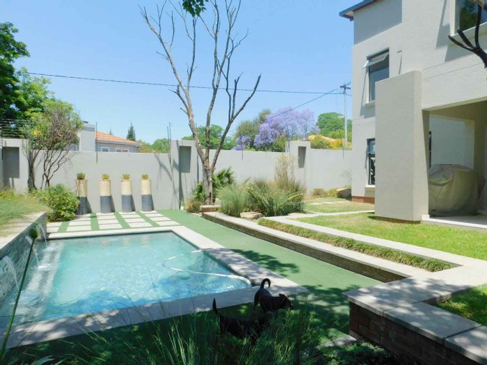 Bryanston Cluster To Rent: 3 beds, pool, inverter, double garage, pet-friendly.