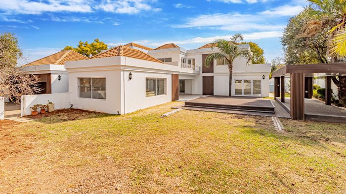 Dainfern Golf Estate House For Sale: 4 beds, pool, inverter, staff quarters.