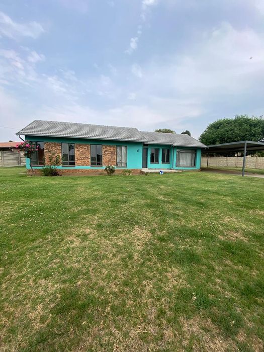 House To Rent in Sherwood Gardens: 3 Bedrooms, spacious yard, ample parking.