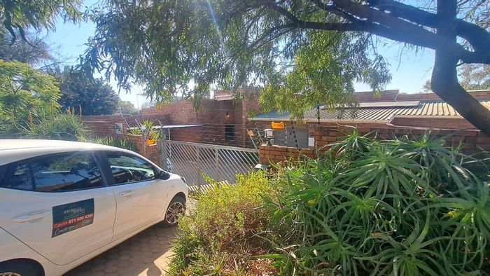 Cottage To Rent in Ferndale: 3 beds, private garden, WiFi included.