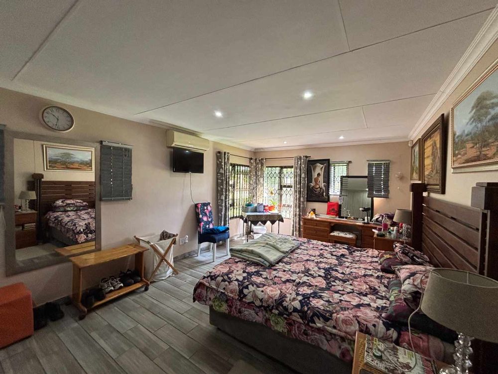 Main bedroom (main house)