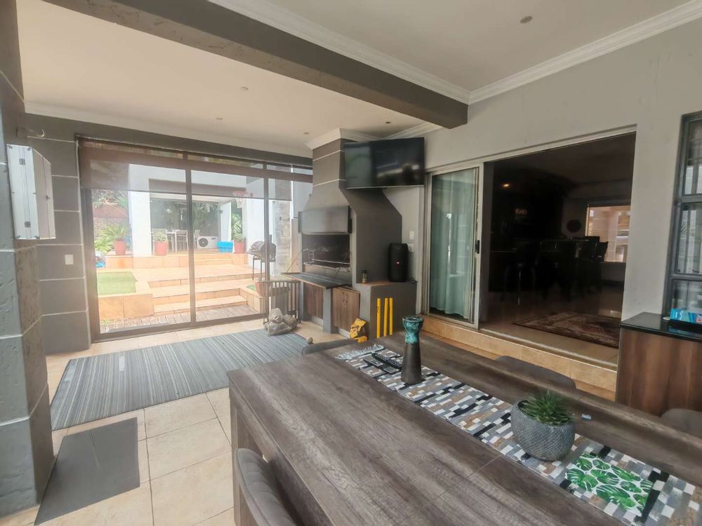ENCLOSED PATIO WITH BUILT IN BRAAI AND JACUZZI