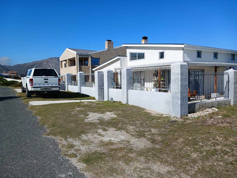 Upmarket Houses directly next to us - in the direction of the Mountain.
