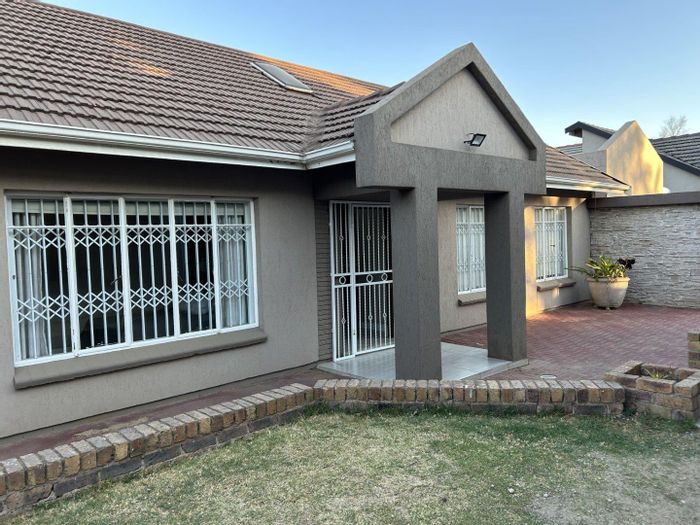 Rynfield House For Sale: Dual-dwelling, spacious garden, outdoor braai, security features.