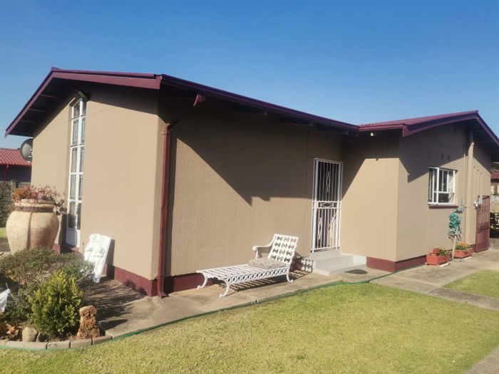 House for Sale in Vanderbijlpark South East 1: 3 beds, entertainment area, garage.