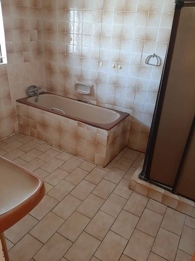 Main bedroom's bathroom.