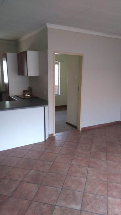 To Rent: Apartment in Wonderboom South with open-plan kitchen, two bedrooms, carport.