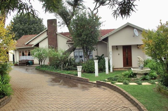 Glen Marais House For Sale: Spacious home with flatlet, pool, and versatile spaces.