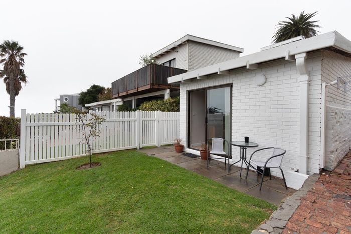 Camps Bay Apartment To Rent: Garden cottage with views, parking, and pet-friendly options.