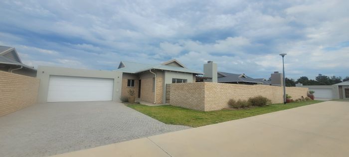 Mooikloof Country Estate House For Sale: 3 beds, double garage, no transfer duty.
