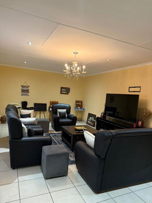 For Sale: Wanaheda House with 4 Bedrooms, Braai Area, and Extra Rooms.